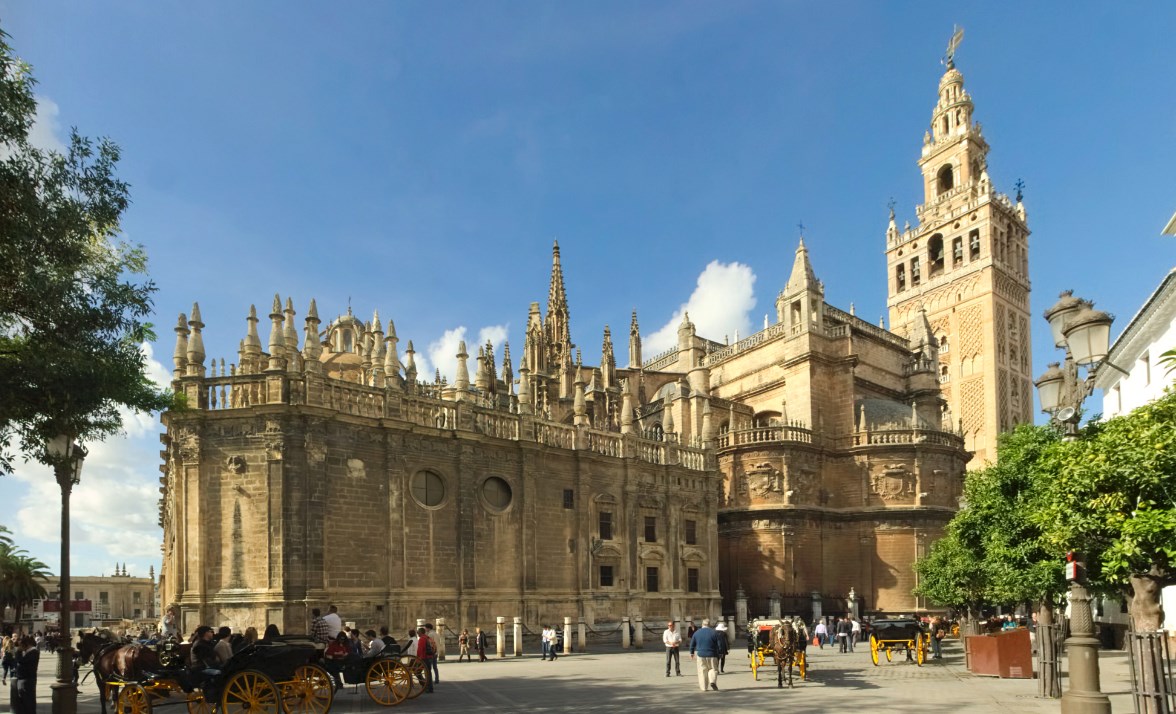 Sie zeigt die Fassade der Kathedrale von Sevilla.