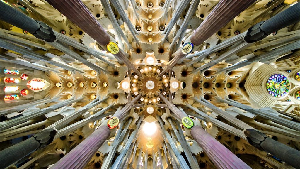 Vista interna della Sagrada Familia